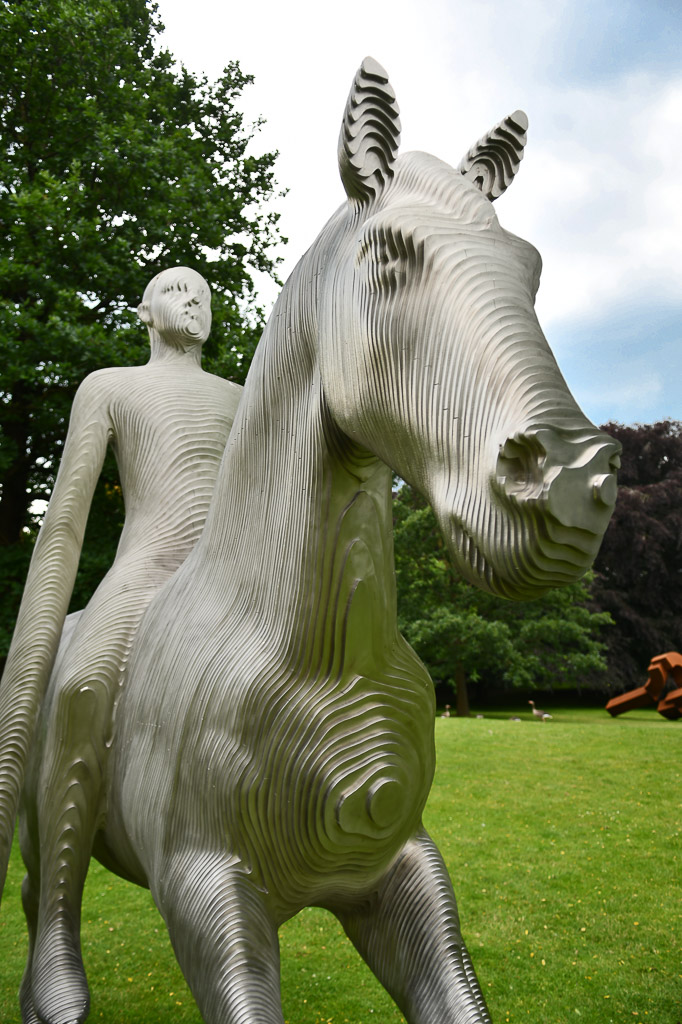 Pferdeskulptur im Park im Hochformat