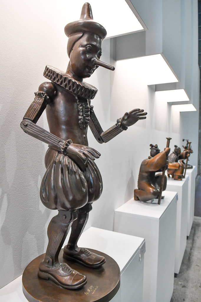 Figur im Ausstellungsraum im Hochformat