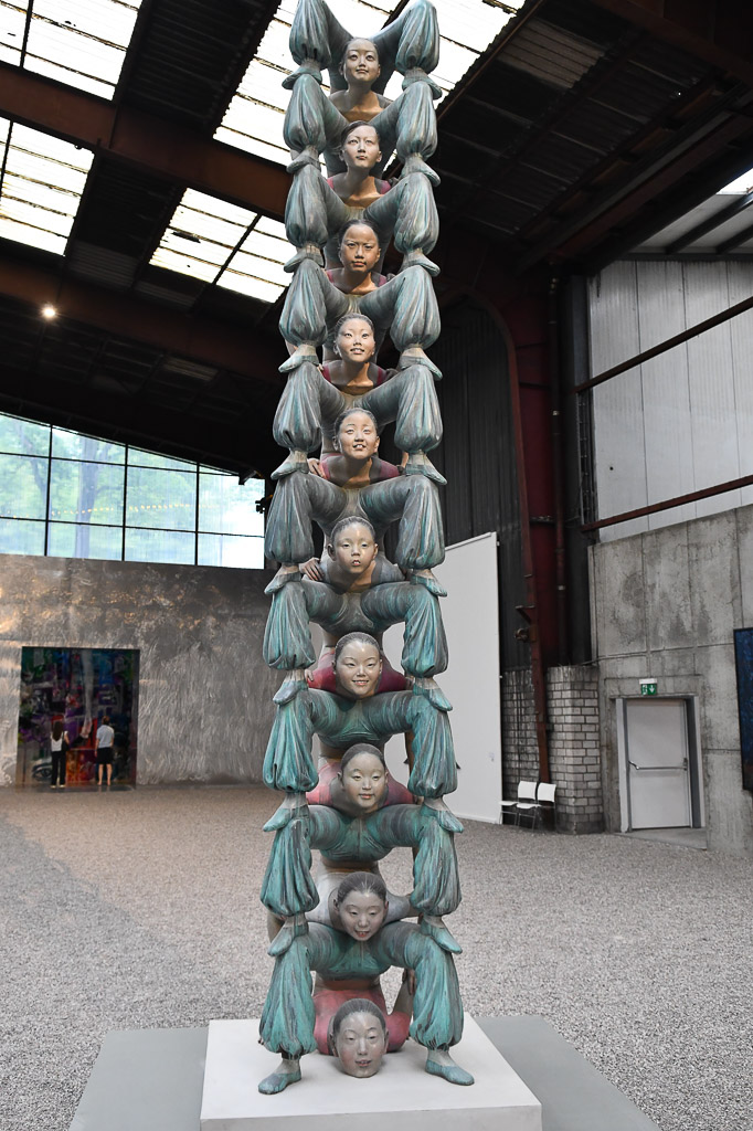 Skulpturen in der Halle im Hochformat