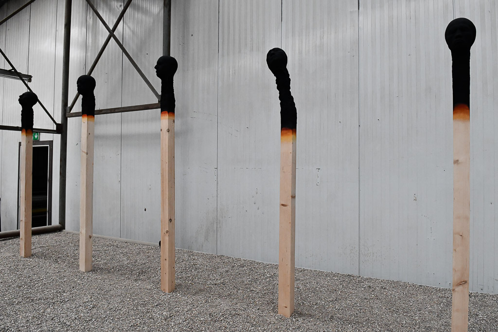 Installation aus riesigen Streichhölzern