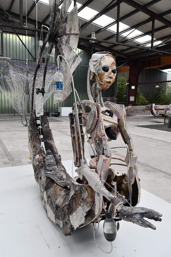 Skelett-Skulptur im Hochformat