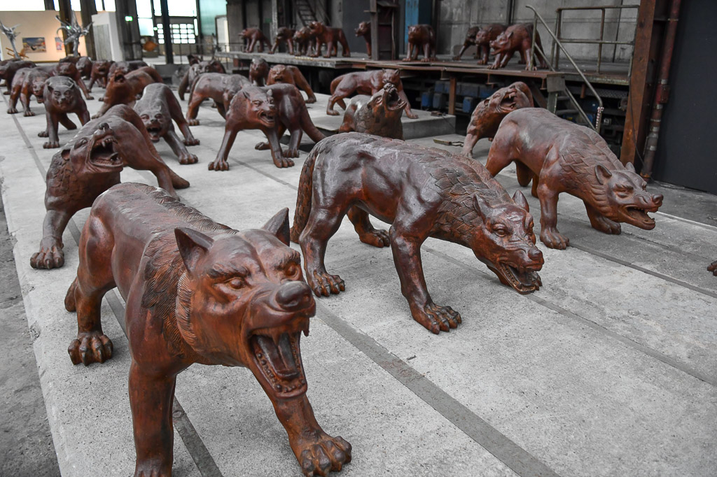 Tierskulpturen in der Halle
