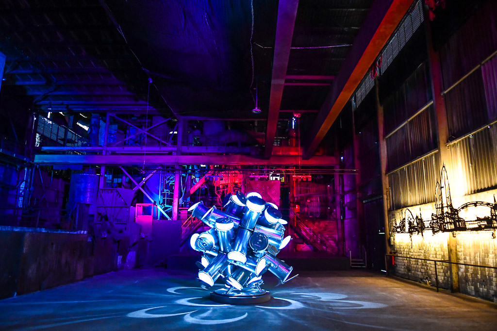 Halle mit Lichtinstallation