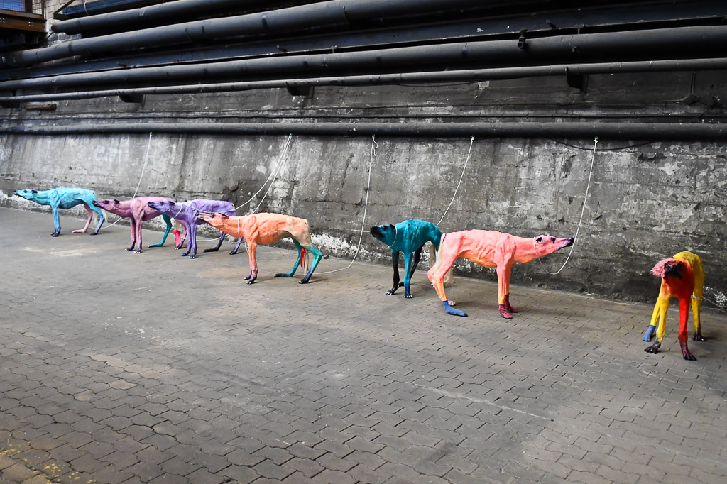 Bunte Hundeskulpturen