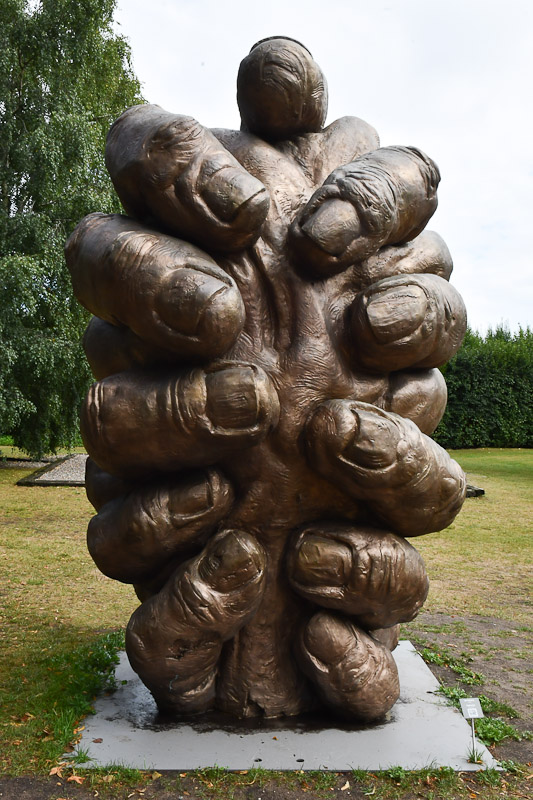 Skulpturen im Skulpturenpark im Hochformat