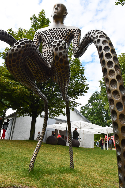 Skulpturen im Skulpturenpark im Hochformat