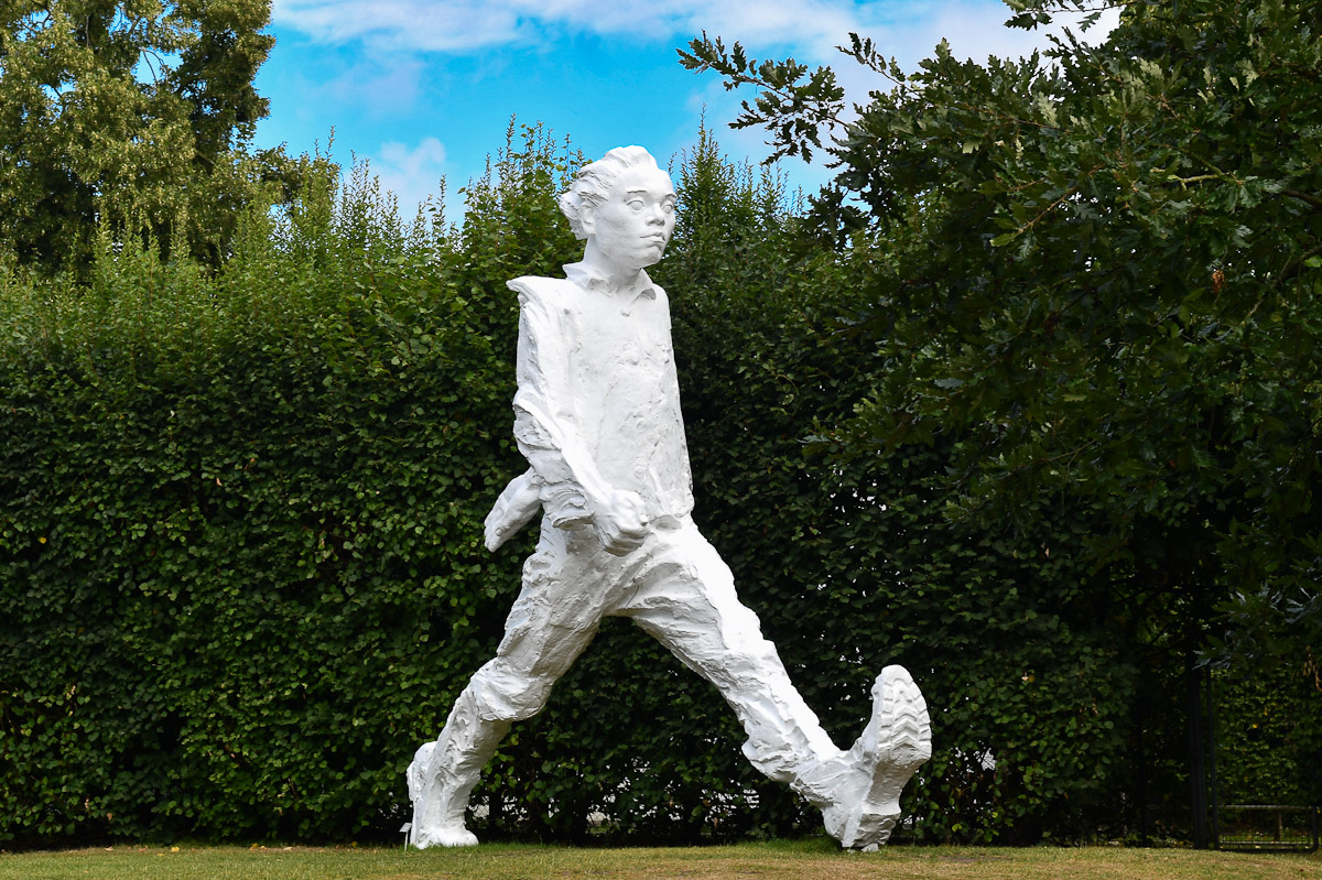 Walking Man im Skulpturenpark