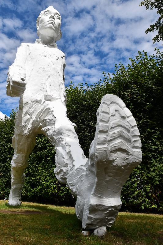 Weiße Figur im Park im Hochformat