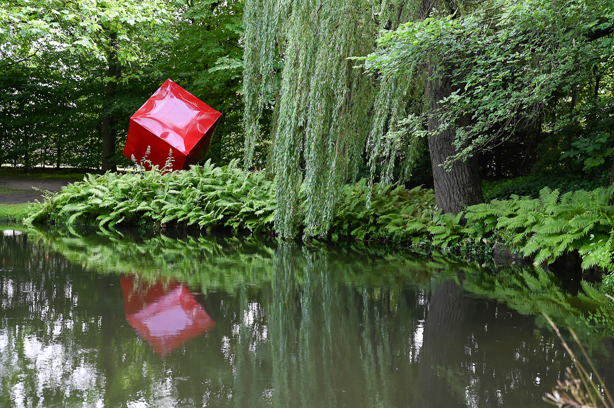 Roter Würfel am Teich