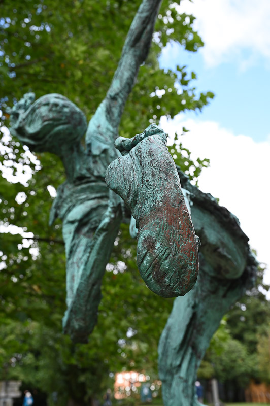 Tänzerfigur im Park im Hochformat