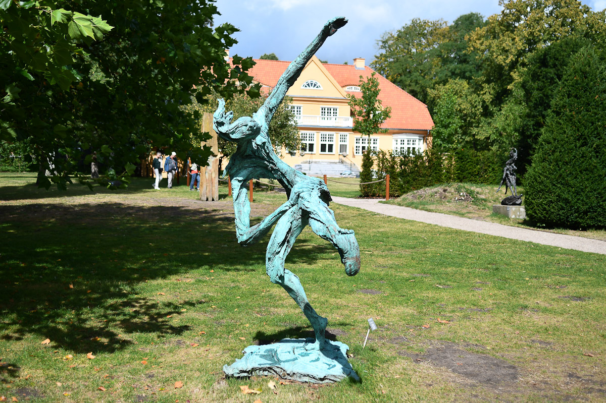 Tänzerfigur im Park
