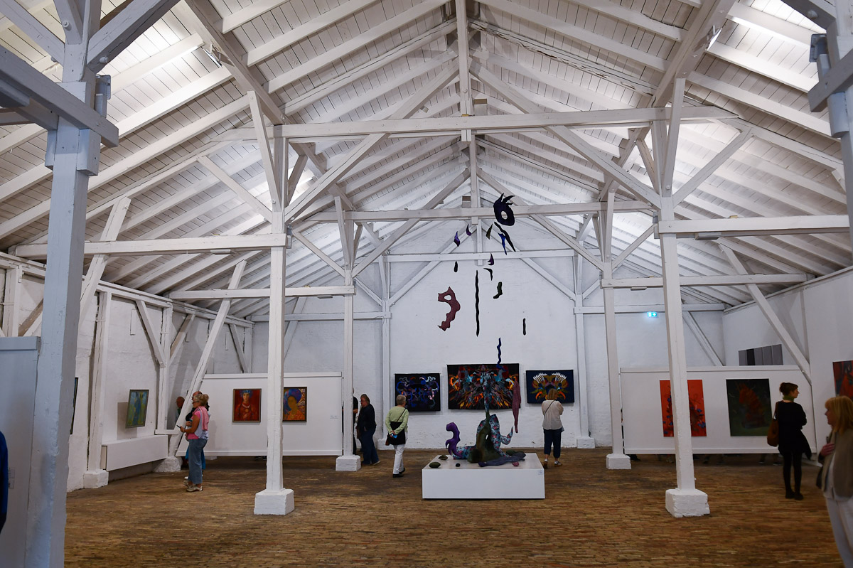 Ausstellungsraum mit Kunstwerken
