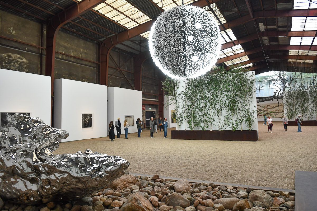 Halle mit Kugelinstallation