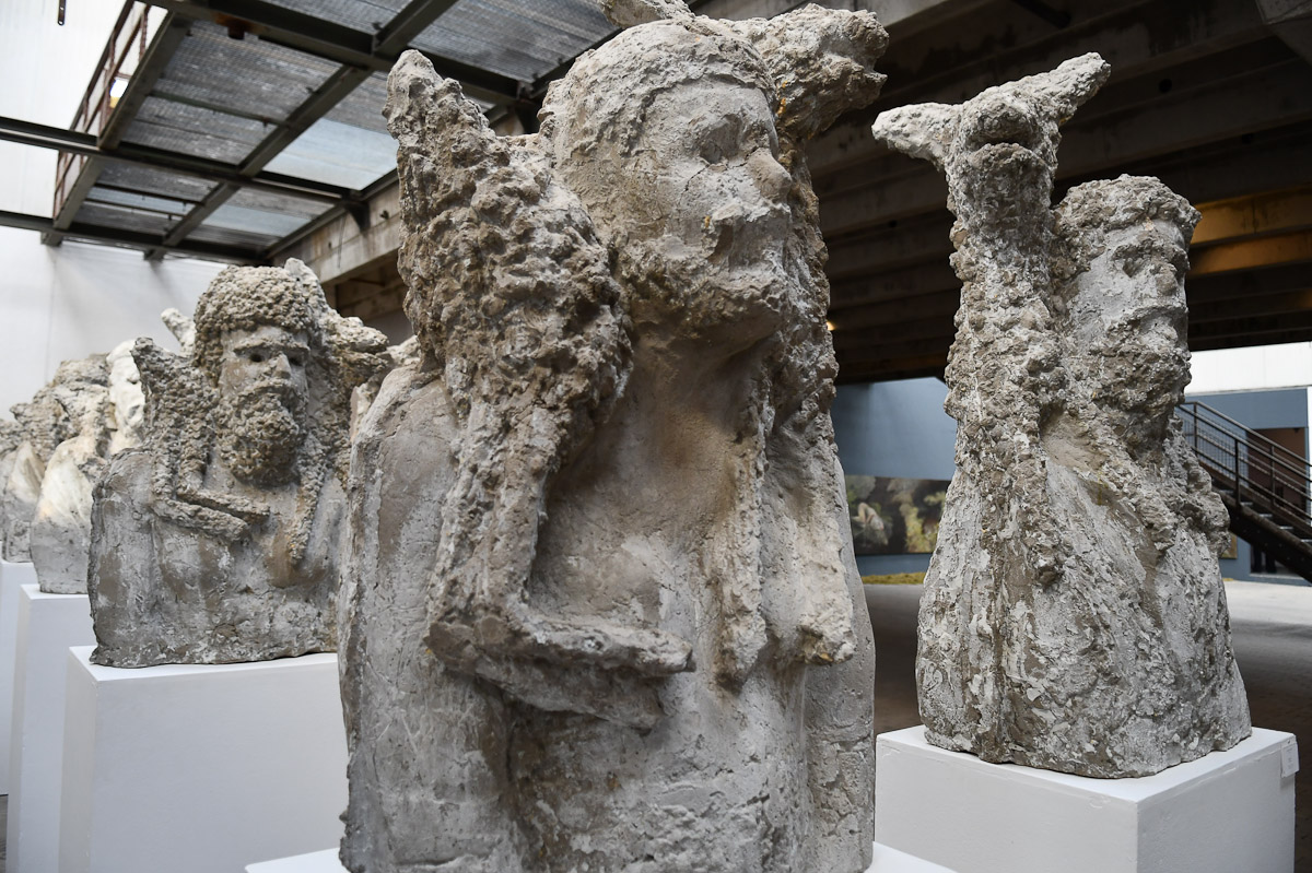 Steinfiguren in der Halle
