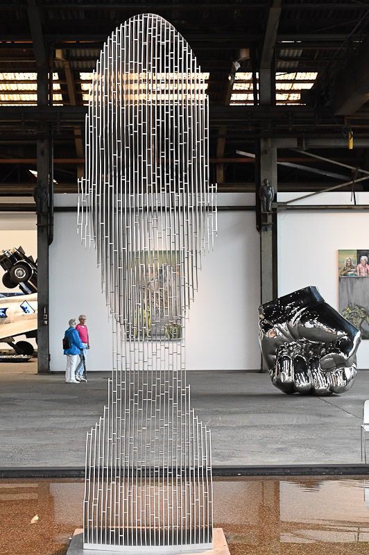 Installation in der Halle im Hochformat