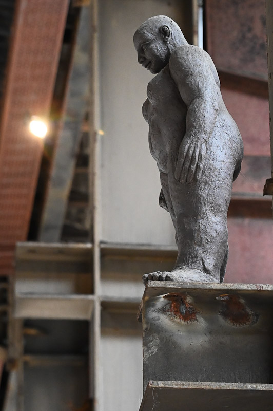 Figur in der Halle im Hochformat