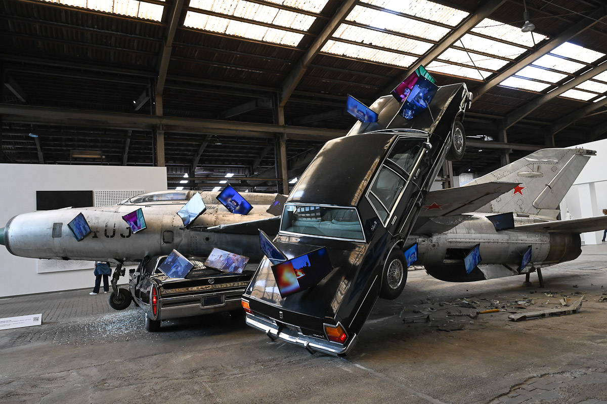 Flugzeug-Installation in der Halle