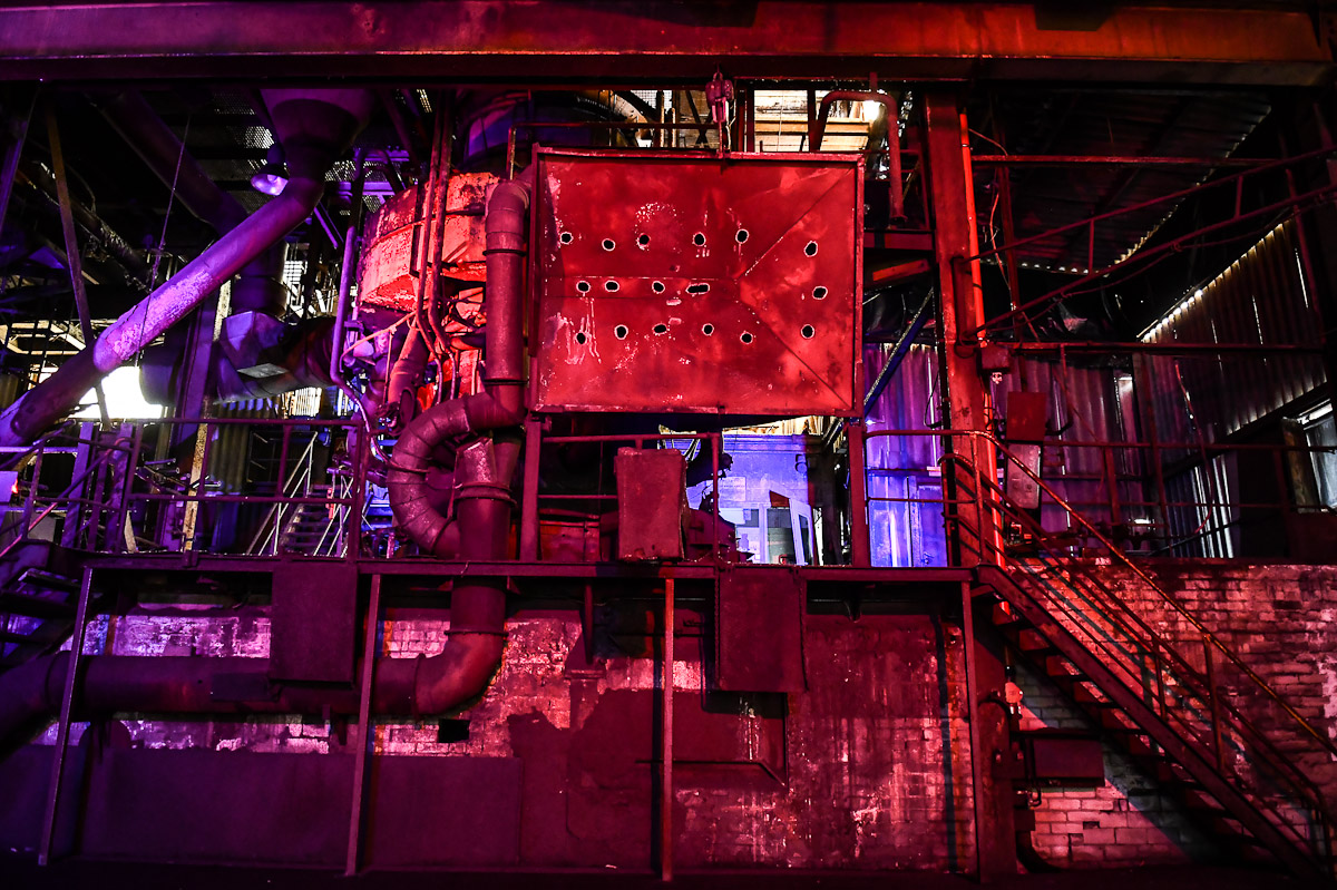 Rot-violett beleuchtete Installation