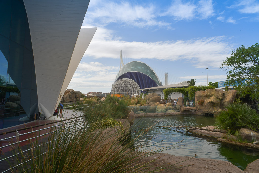 Blick auf Gebäude und Wasser vom Gelände