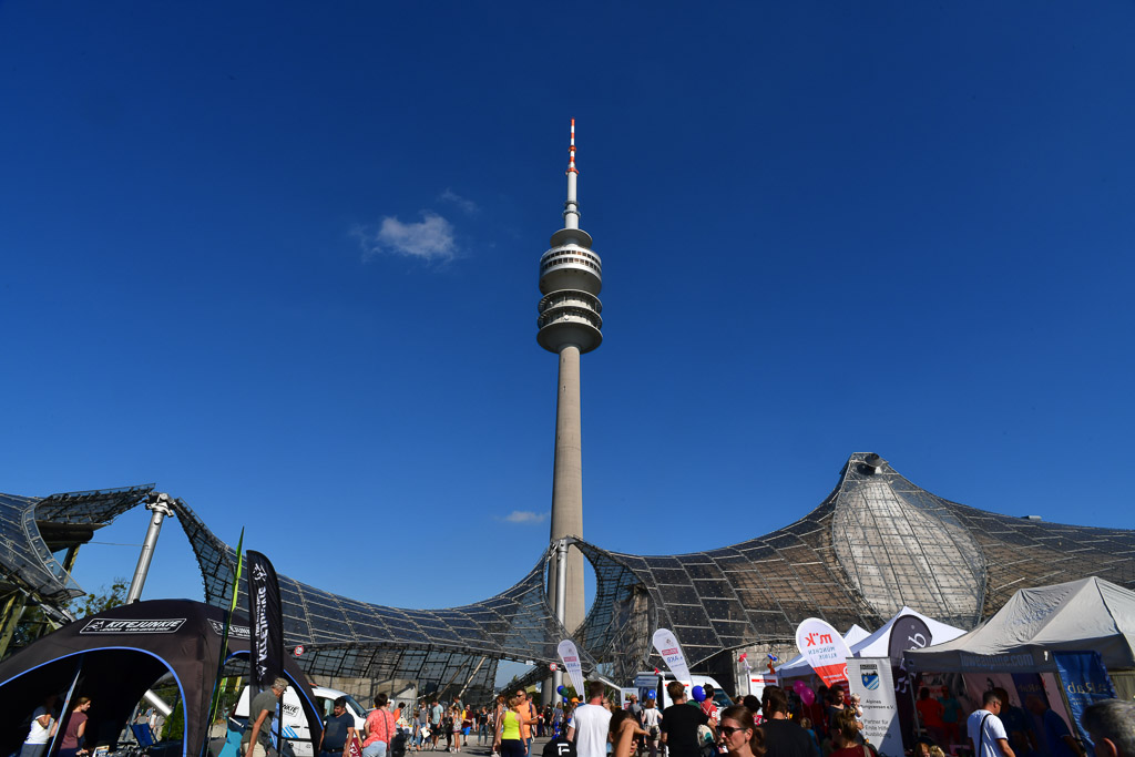 Olympiaturm über dem Zeltdach