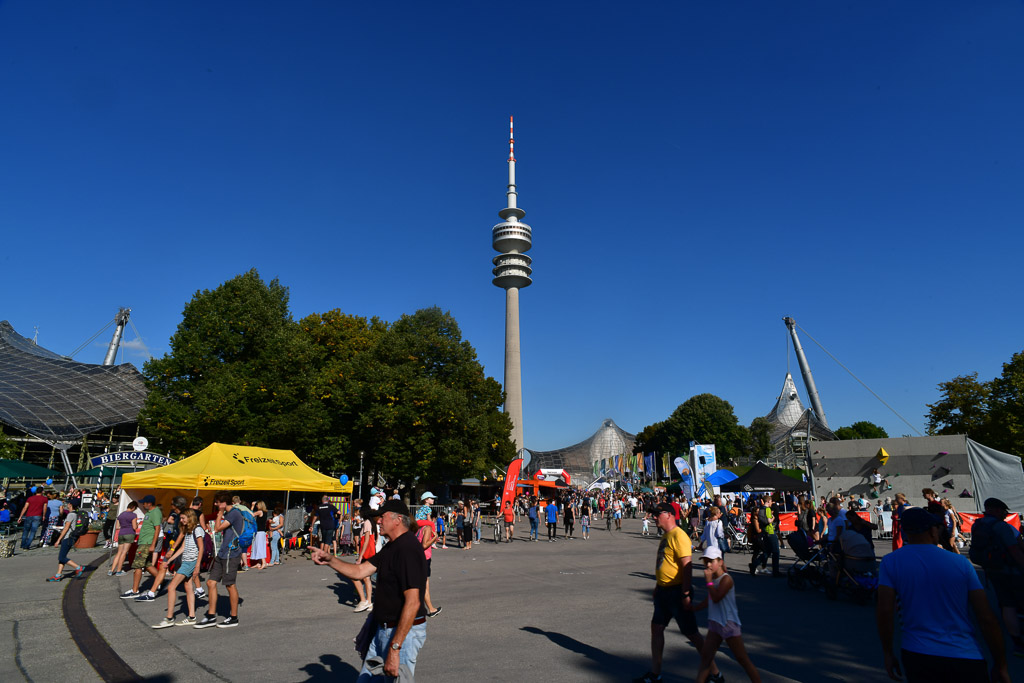Olympiaturm und Festplatz mit Besuchern