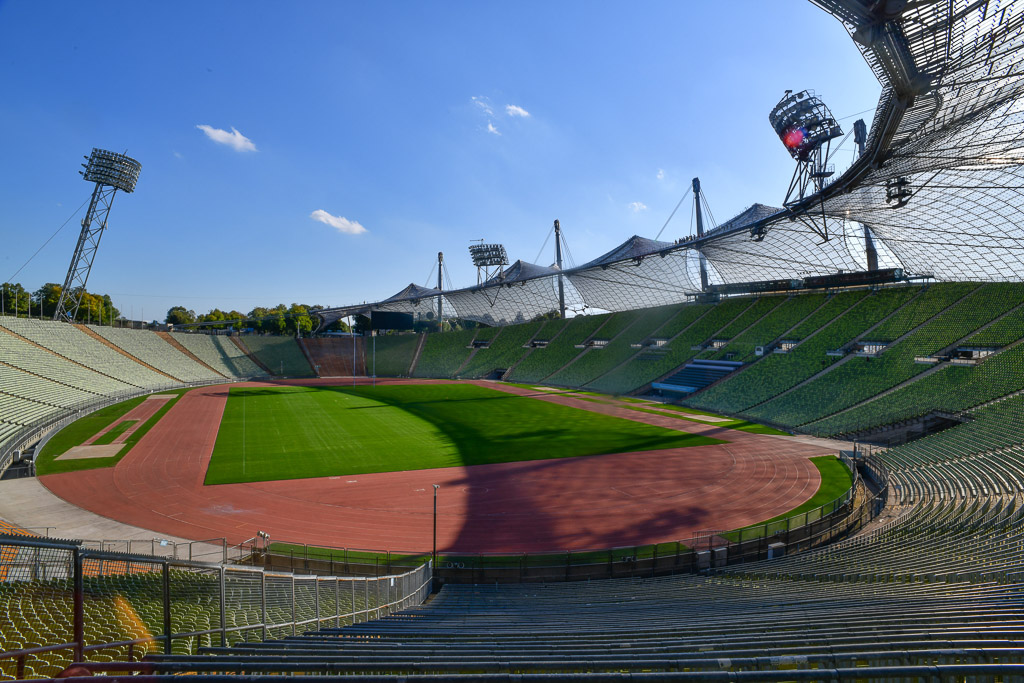 Olympiastadion mit Laufbahn und Zeltdach
