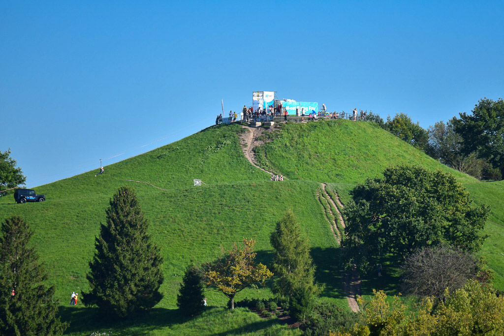 Olympiaberg unter blauem Himmel