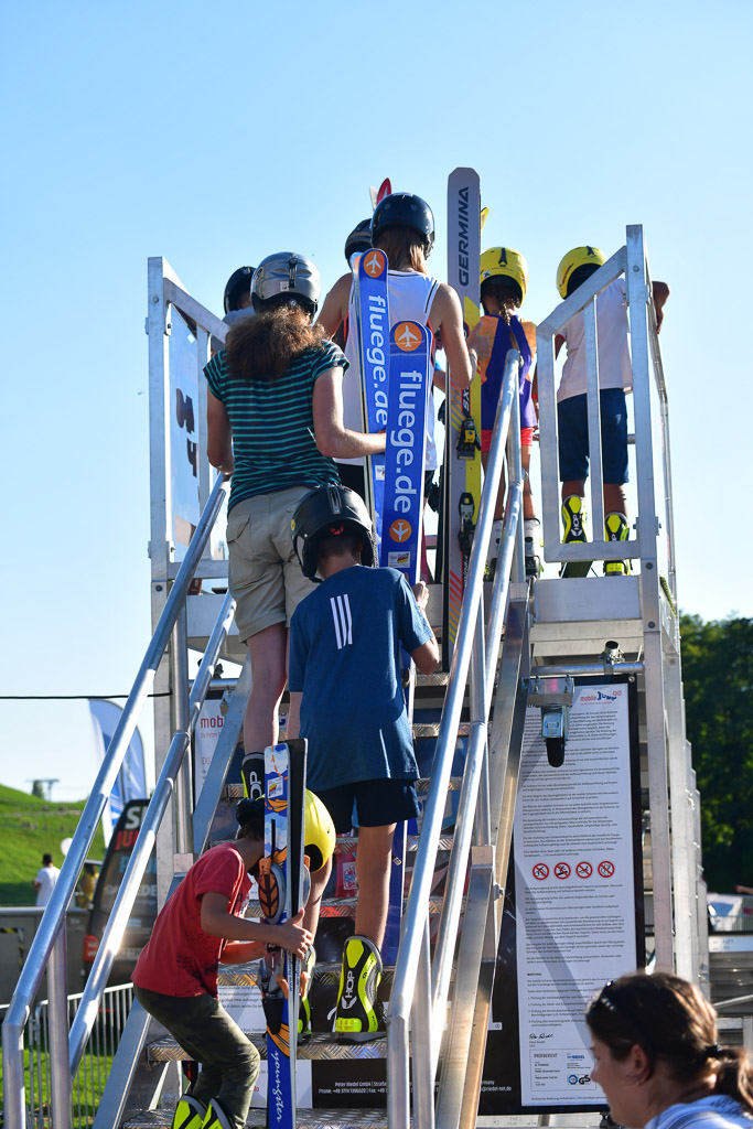 Treppe zum Startturm mit Besuchern im Hochformat