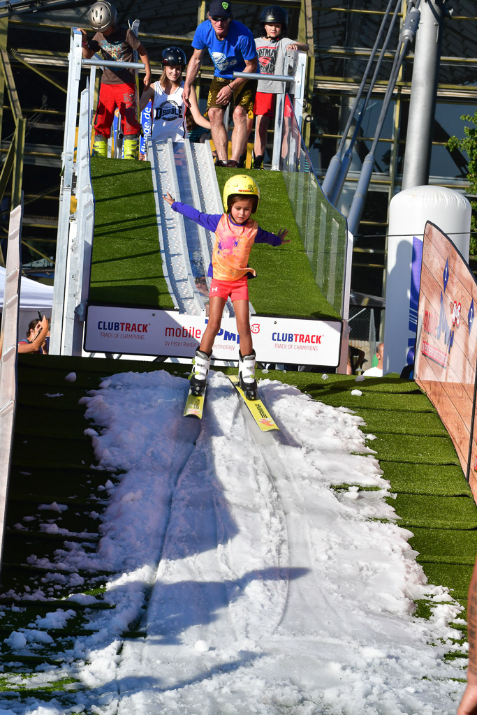 Skisprungschanze im Hochformat