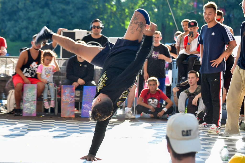 Breakdancer mit Zuschauern