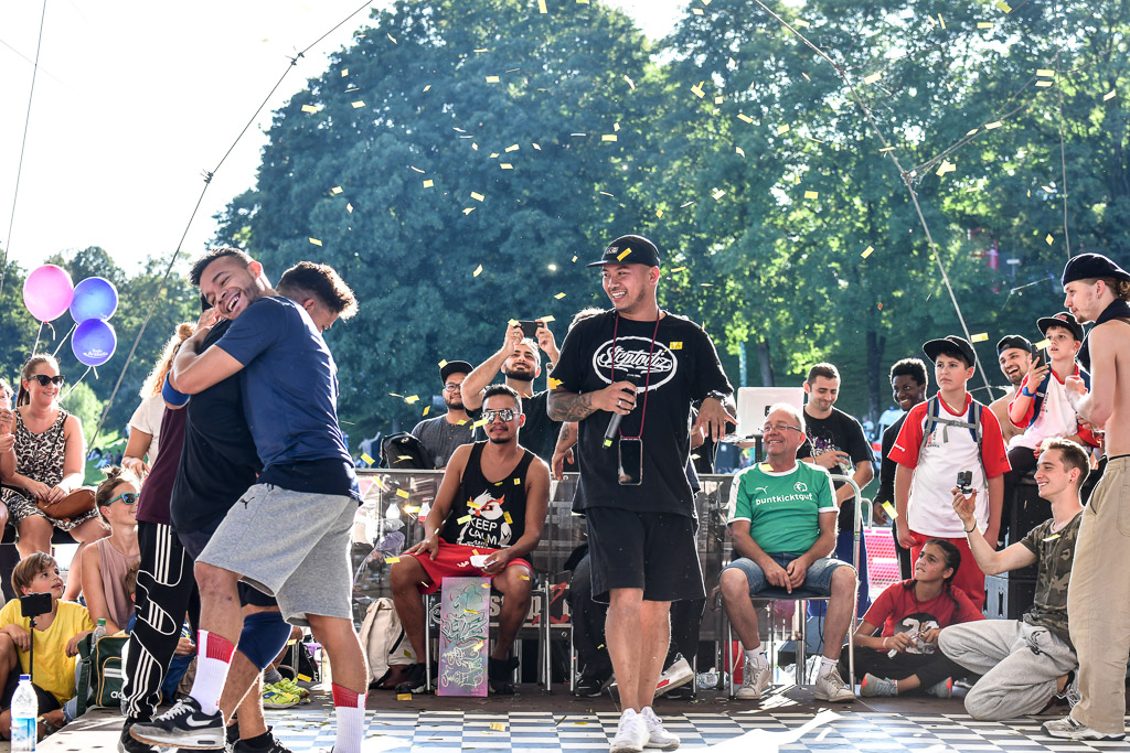 Gruppe von Besuchern mit Luftballons