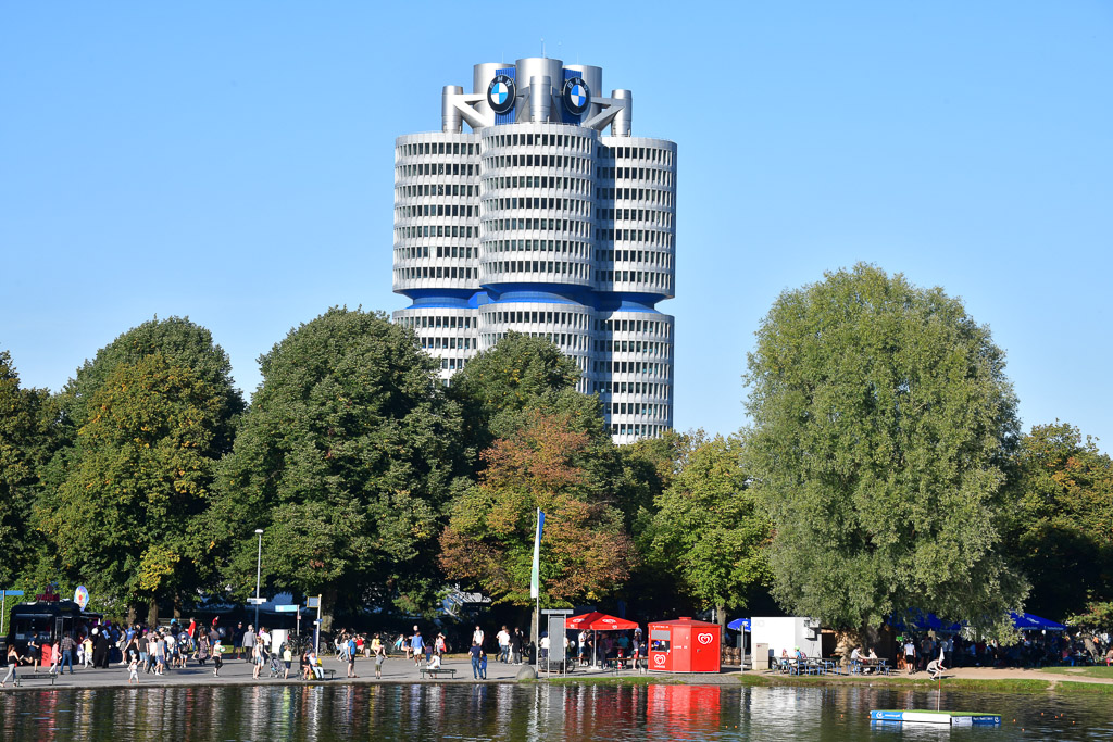 BMW-Hochhaus zwischen Bäumen
