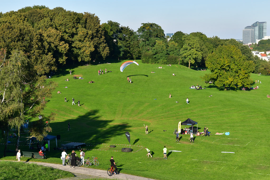 Wiese am Olympiaberg mit Besuchern