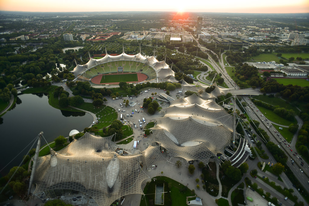Luftbild des Olympiaparks bei Sonnenuntergang
