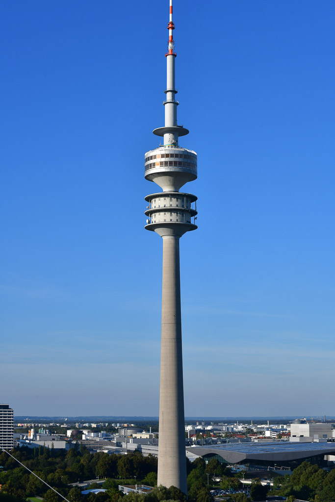 Olympiaturm im Hochformat
