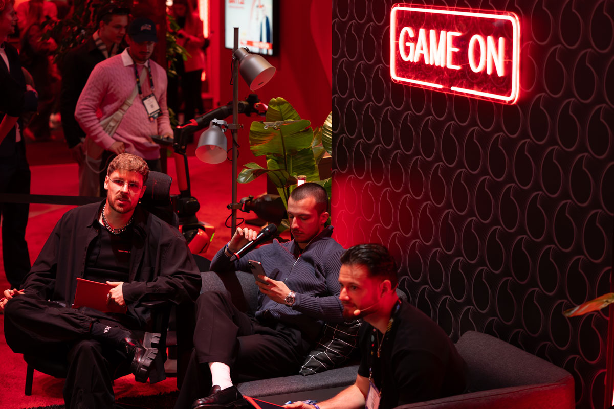 Lounge mit Game-On-Schriftzug