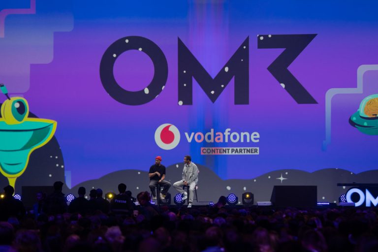 Bühne mit OMR-Logo und Vodafone-Schriftzug