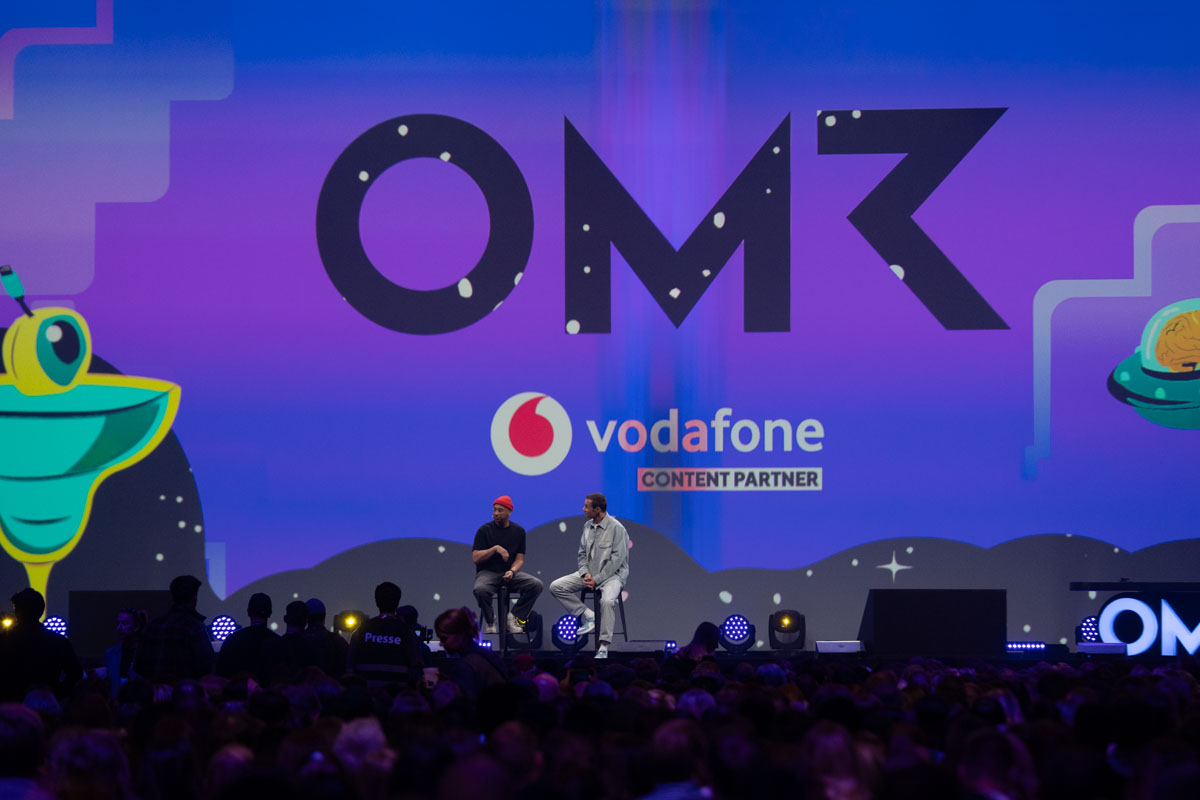Bühne mit OMR-Logo und Vodafone-Schriftzug