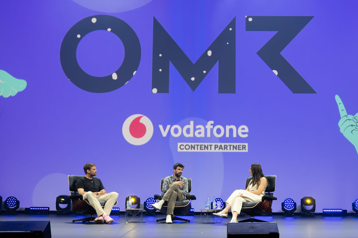 Bühne mit Gästen und Vodafone-Logo