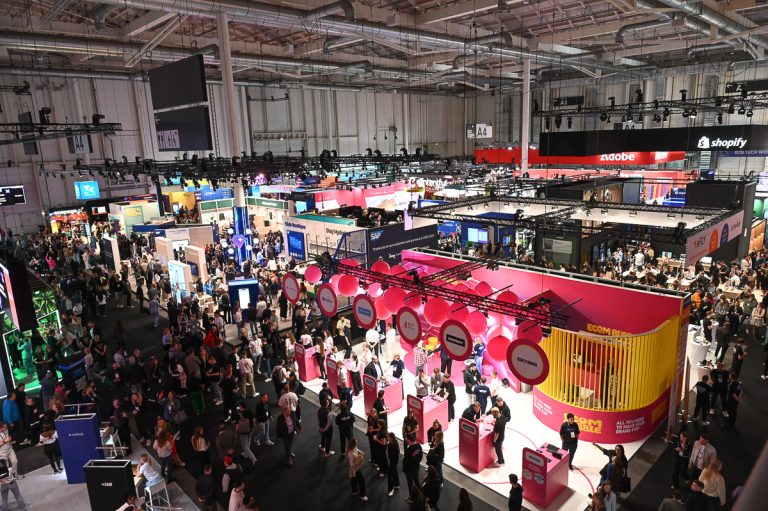 Blick über die Messehalle des OMR Festivals