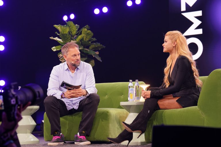 Gespräch mit Creatorin Pamela Reif auf der OMR-Bühne