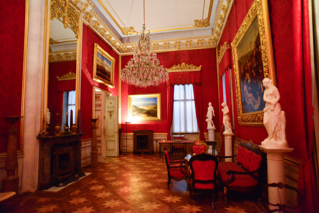 Roter Salon mit Möbeln