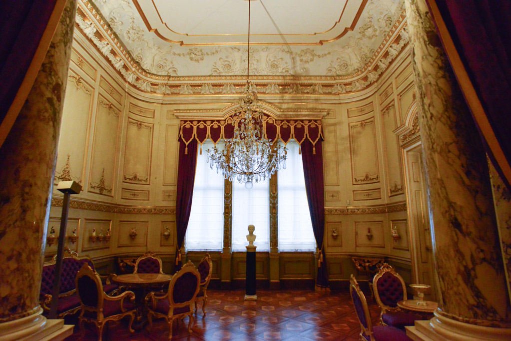 Salon mit Kronleuchter