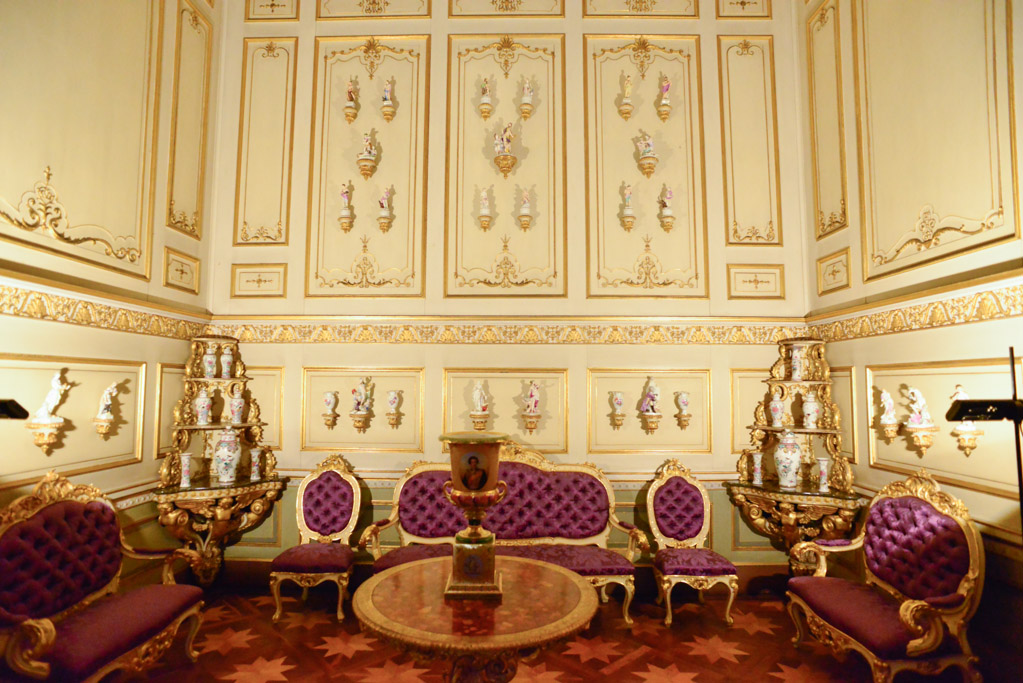 Salon mit Sitzgruppe in Violett