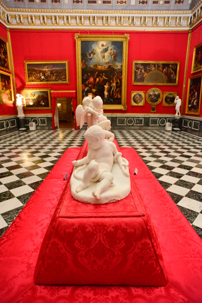 Raffaelsaal mit Skulptur auf rotem Teppich