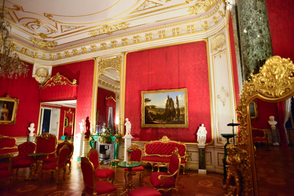 Rotes Zimmer mit Gemälden