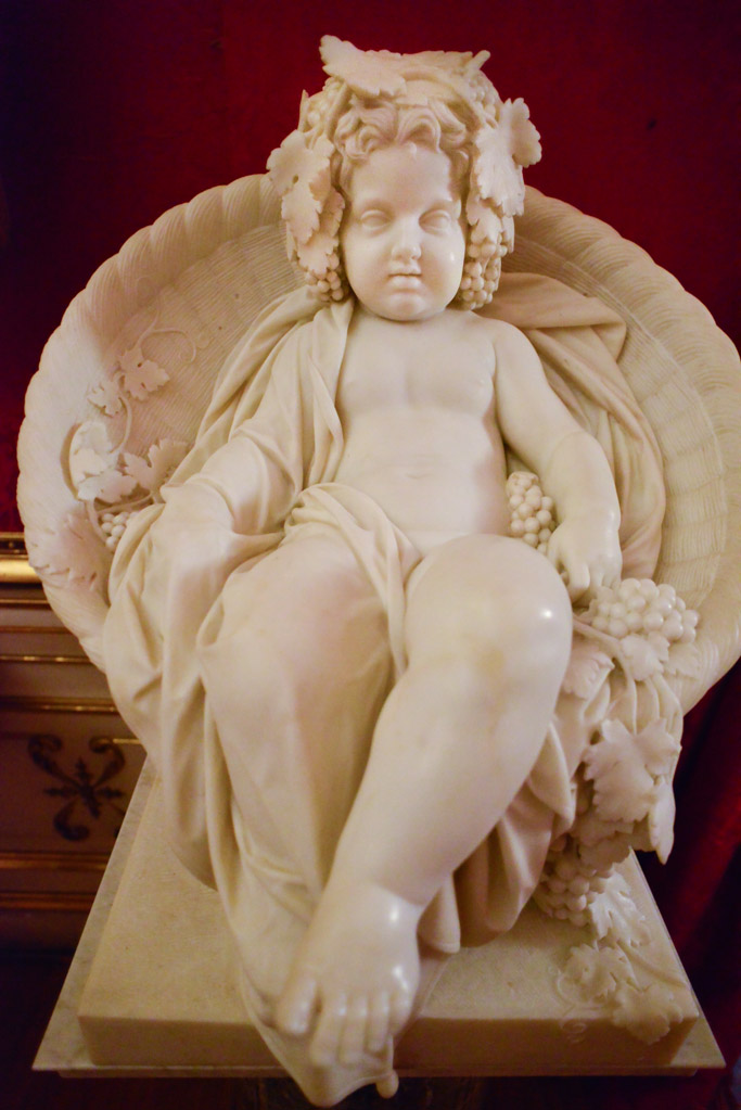 Marmorfigur eines Kindes im Hochformat