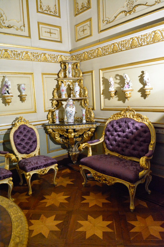 Salon mit violetten Stühlen im Hochformat