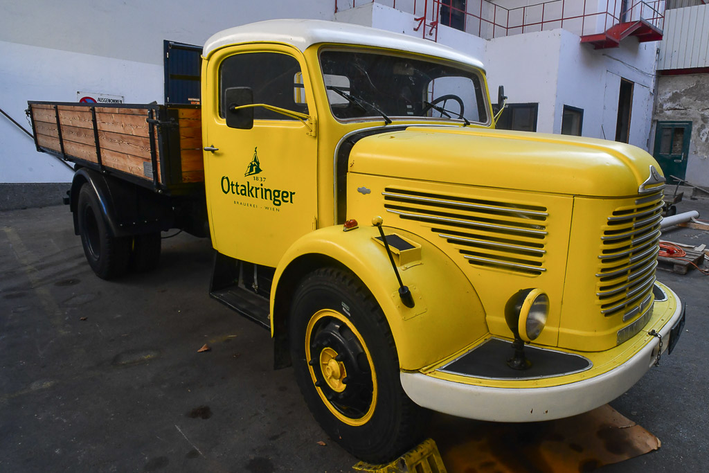 Gelber Oldtimer-Lastwagen mit Ottakringer-Logo