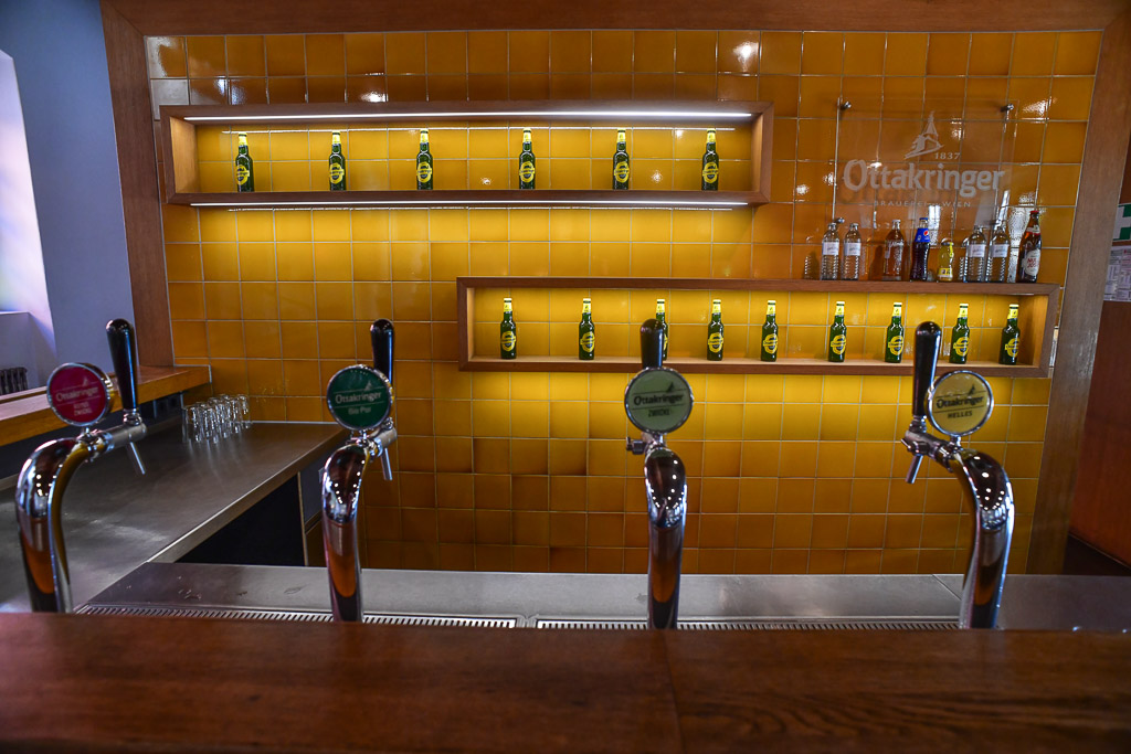 Zapfsäule mit Zapfhähnen an der Bar